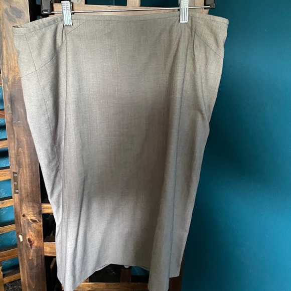 Armani Collecione light grey skirt suit (2-pc), EU 48, US 12, EUC. - Picture 5 of 7